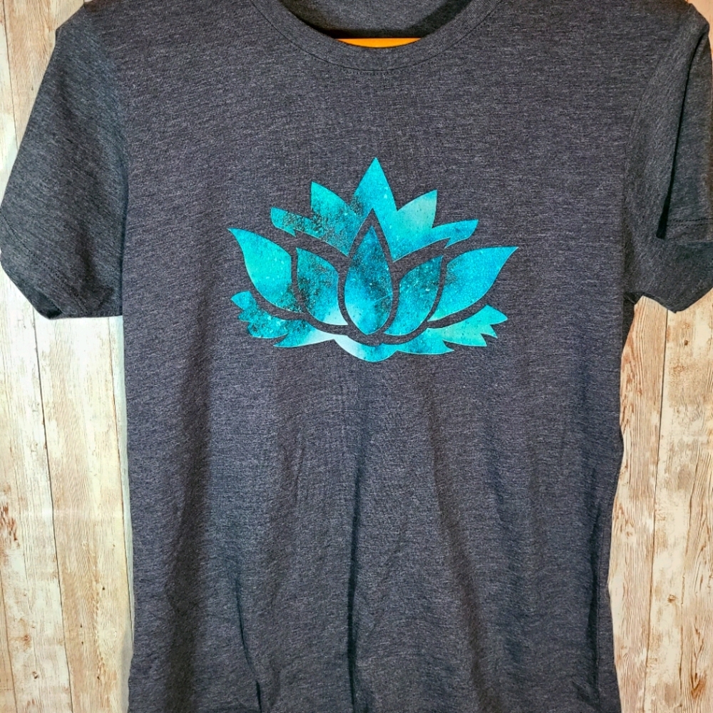 Lotus Flower Women's T-Shirt Gray Large EUC
